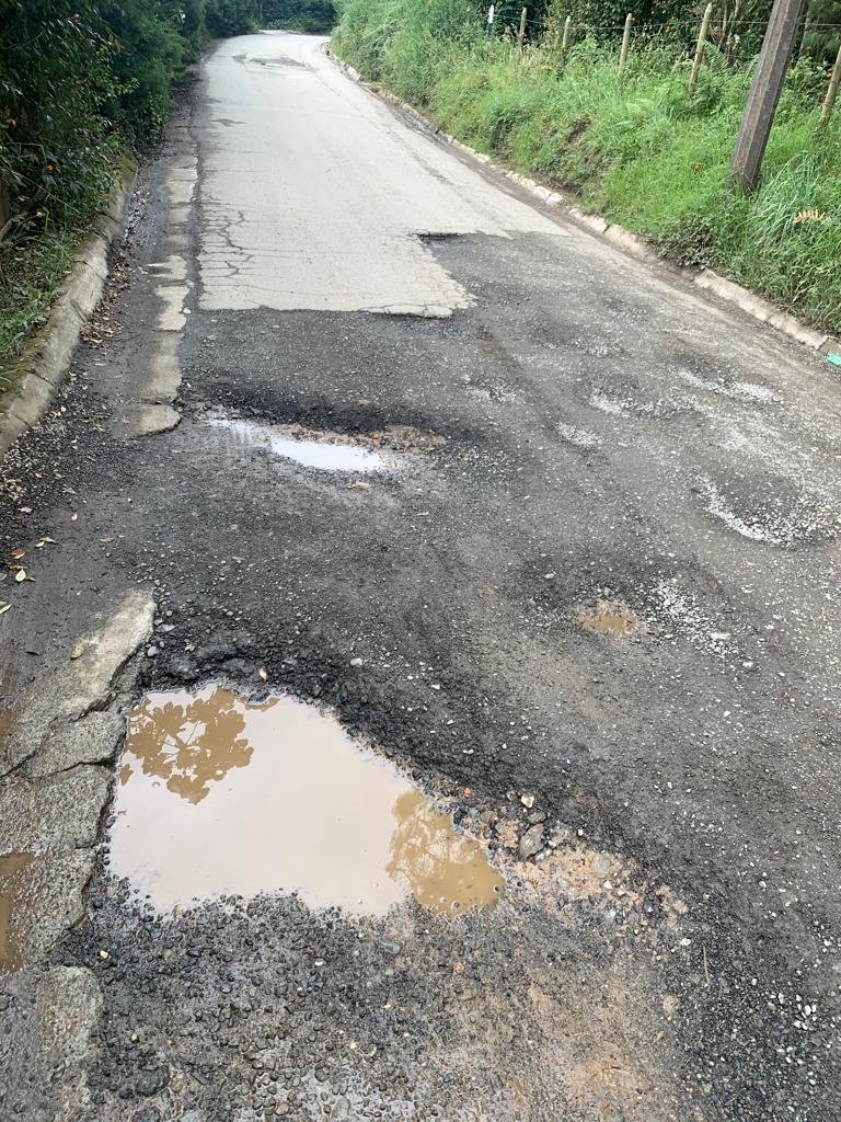 Como cráteres así lucen algunas vías de Santa Elena