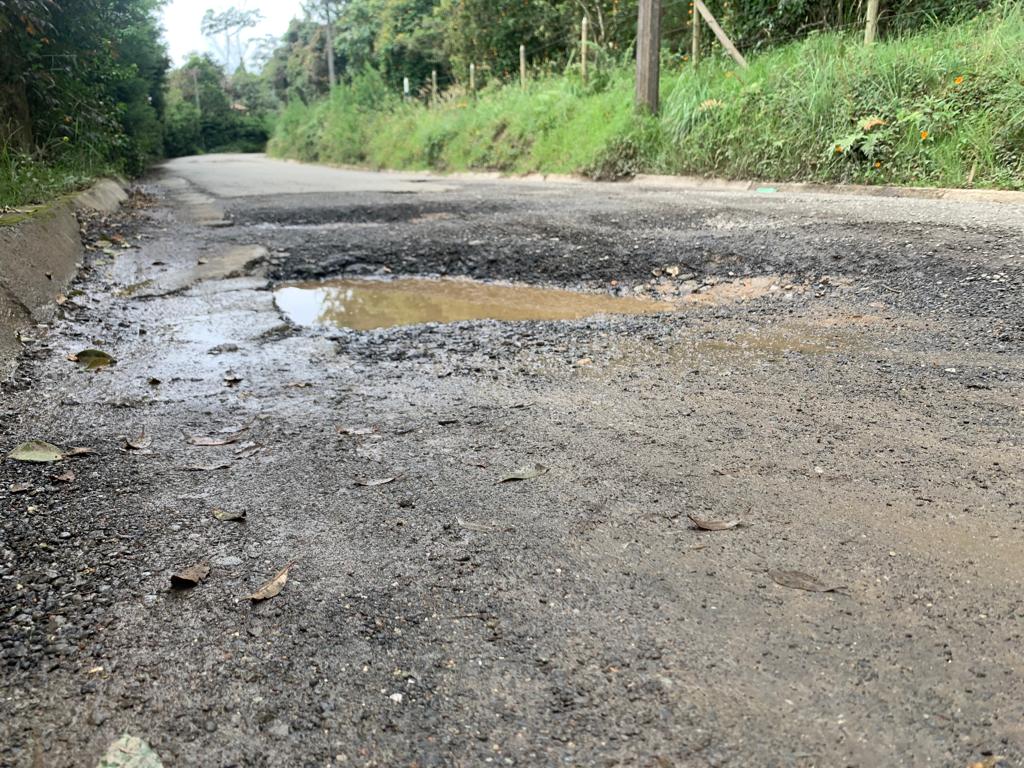 Como cráteres así lucen algunas vías de Santa Elena