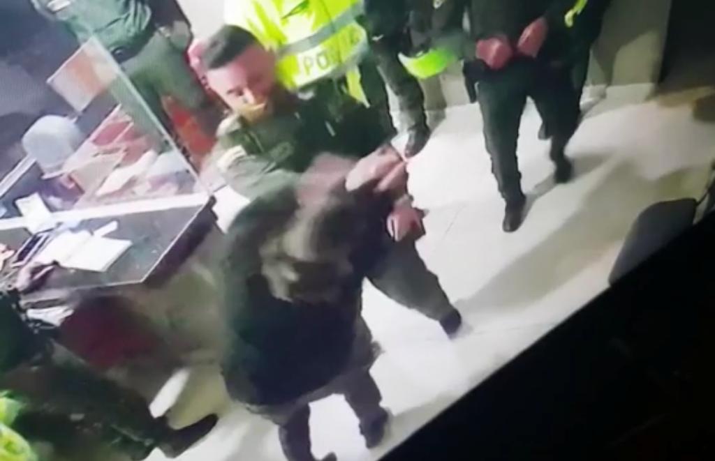 [Video] Un policía cogió a puños y a patadas a un hombre en Santa Rosa de Osos, Antioquia