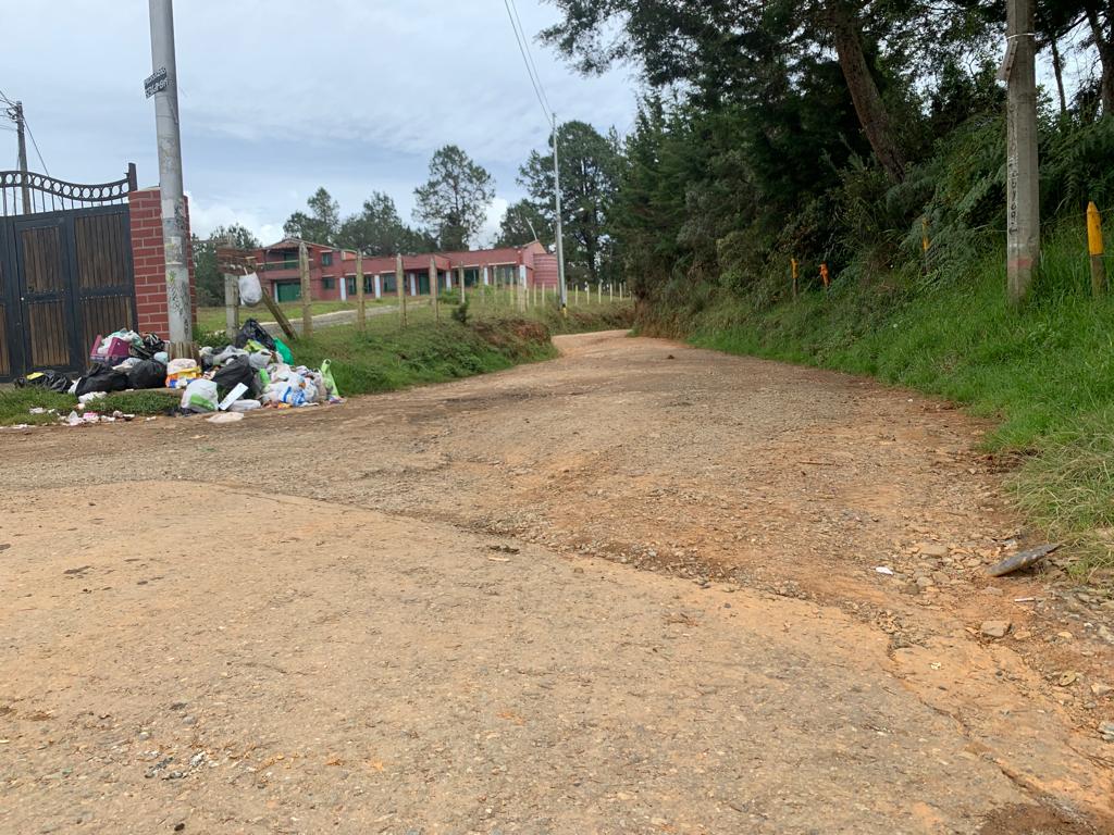 Como cráteres así lucen algunas vías de Santa Elena