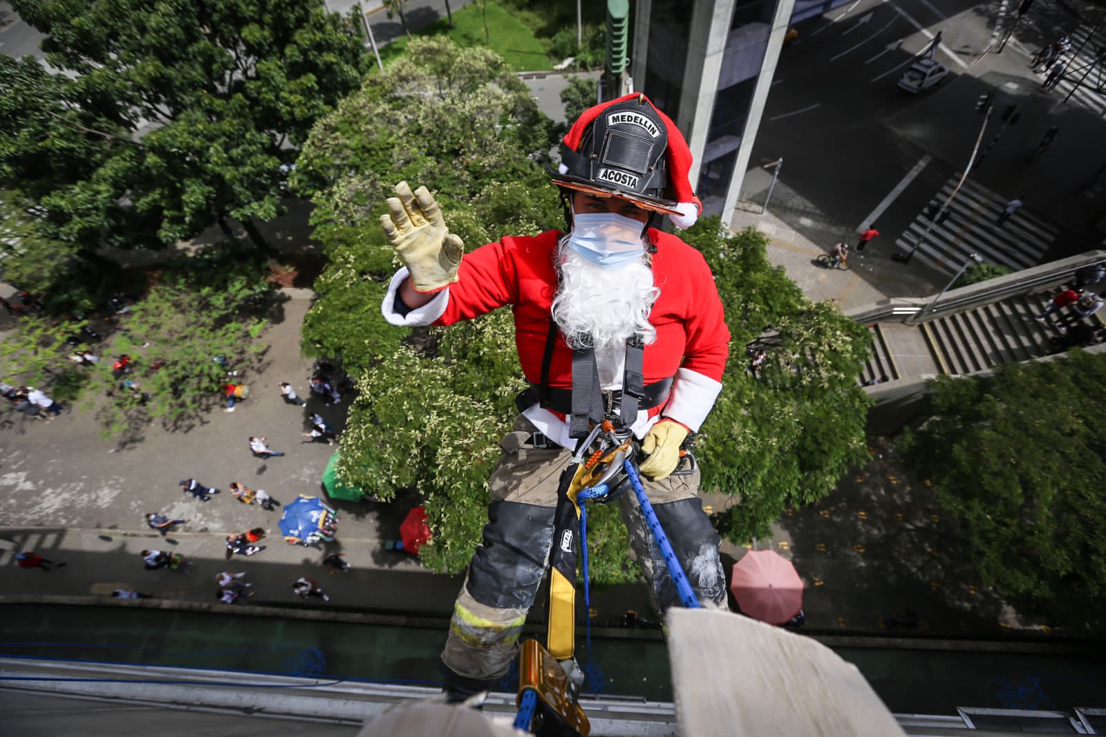 Así fue la visita de los bomberos a los niños enfermos.