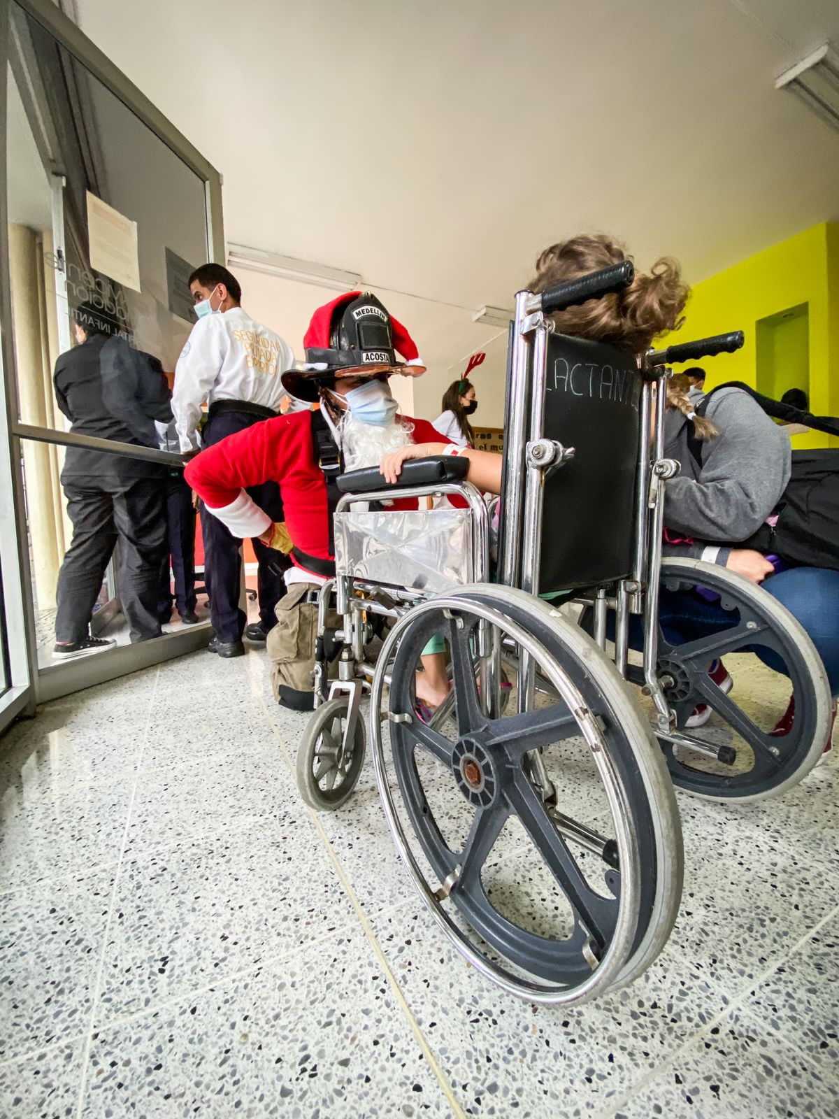 Así fue la visita de los bomberos a los niños enfermos.