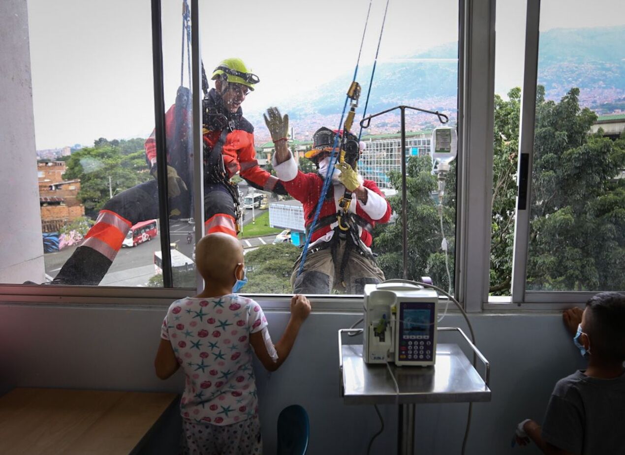 Así fue la visita de los bomberos a los niños enfermos.