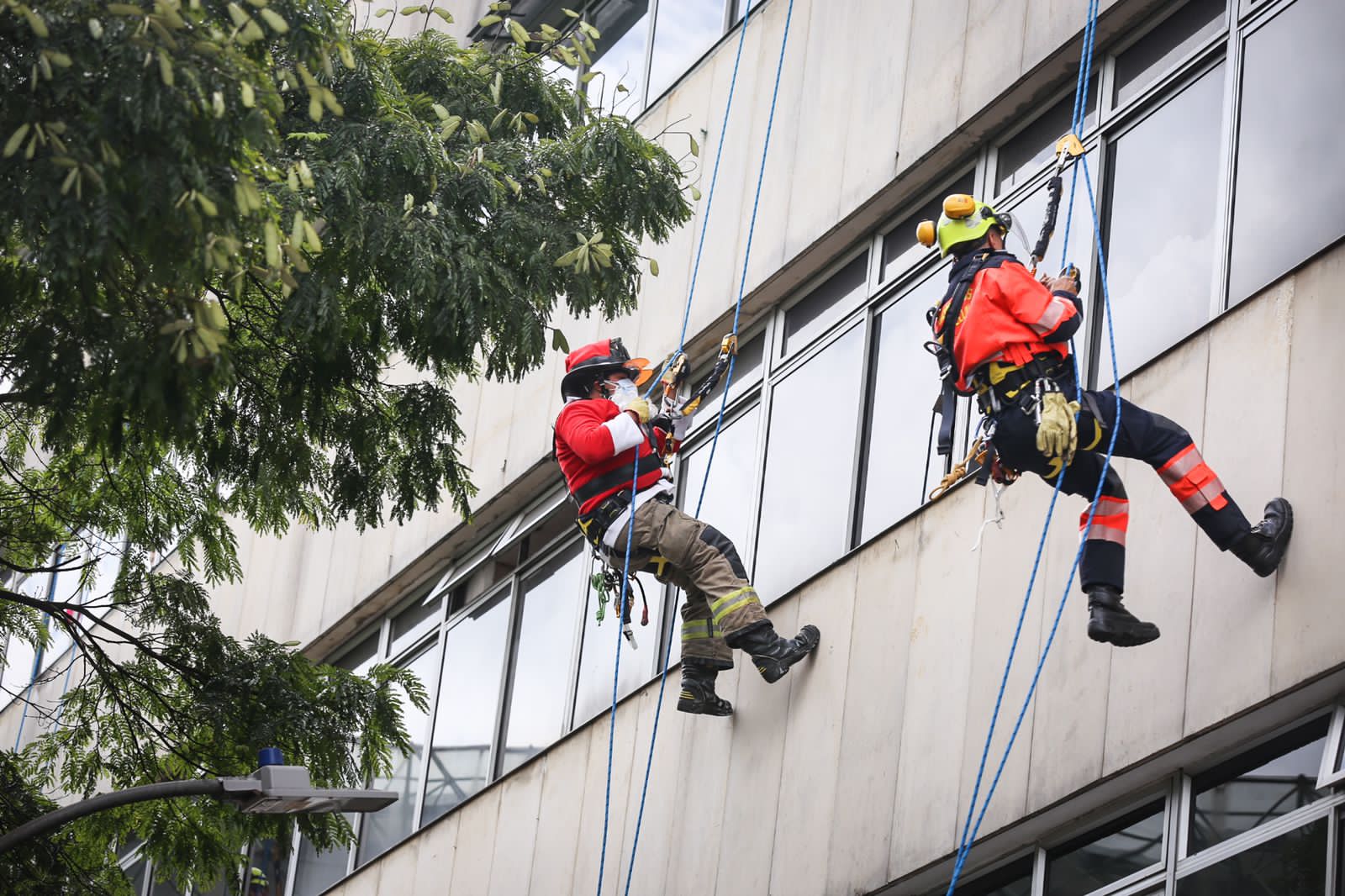 Así fue la visita de los bomberos a los niños enfermos.