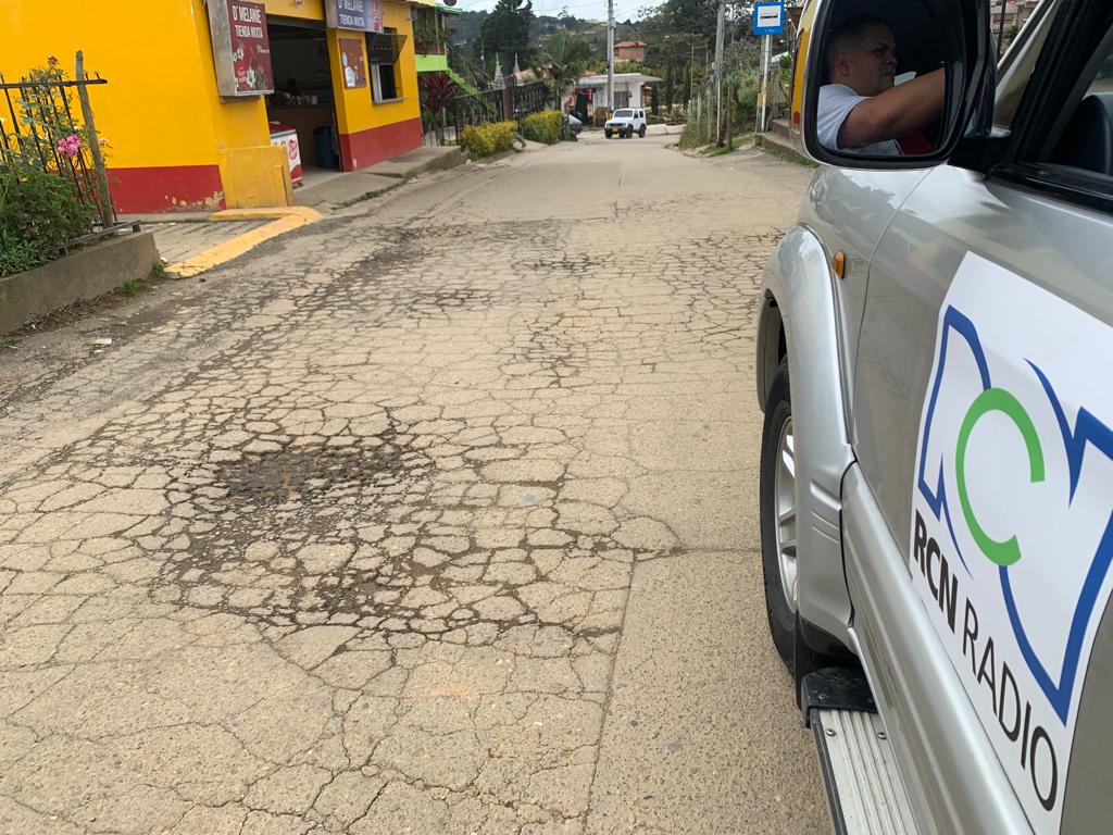 Como cráteres así lucen algunas vías de Santa Elena