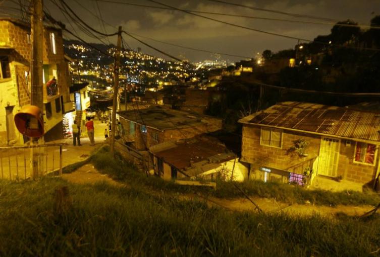 De dos disparos asesinaron a un joven en el barrio 20 de Julio de Medellín