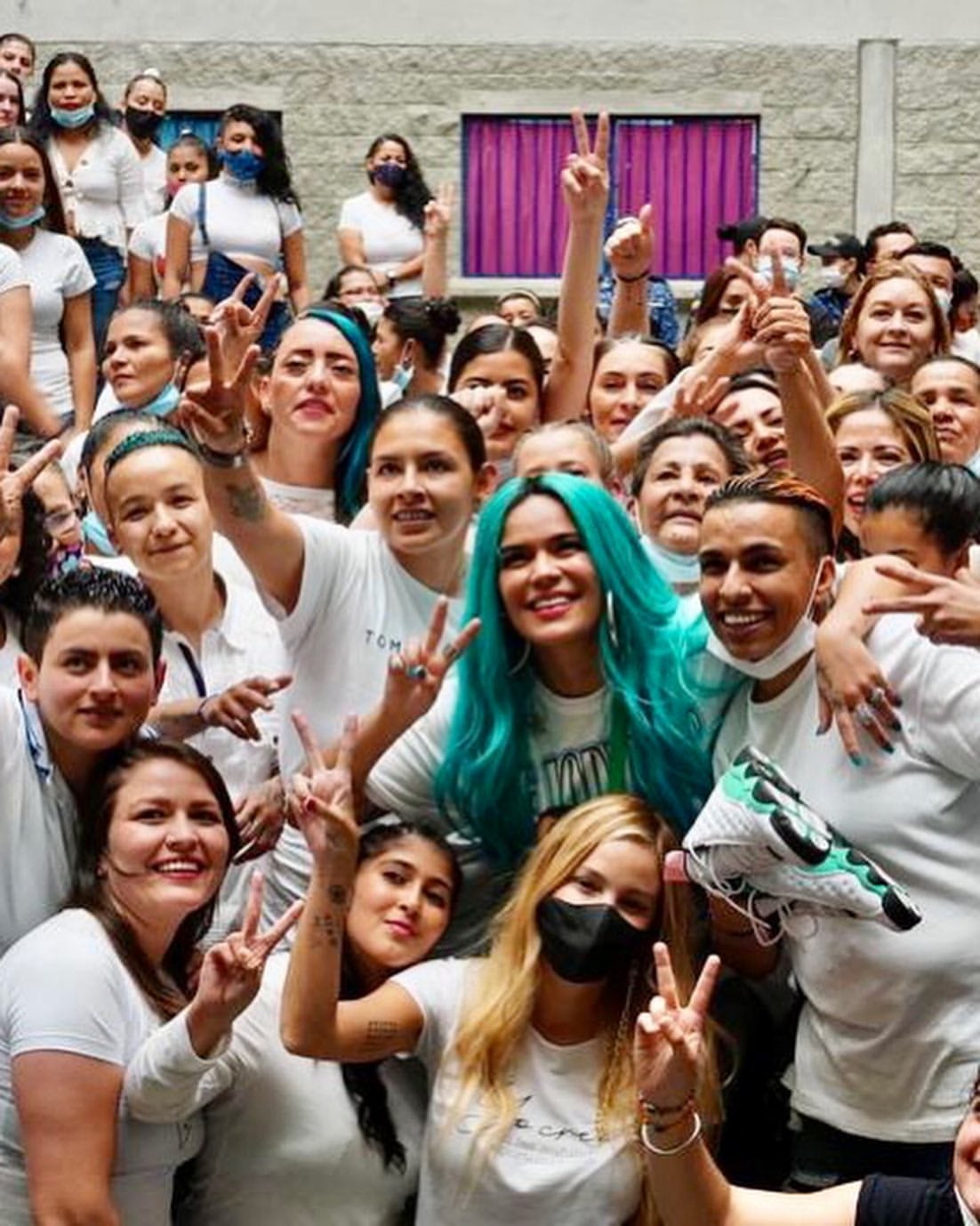 Así fue la visita de Karol G a la cárcel El Pedregal de Medellín.