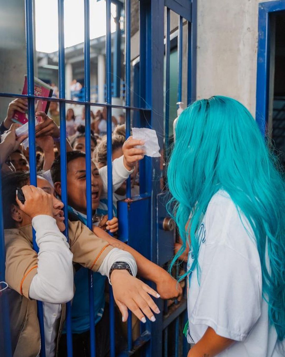 Así fue la visita de Karol G a la cárcel El Pedregal de Medellín.