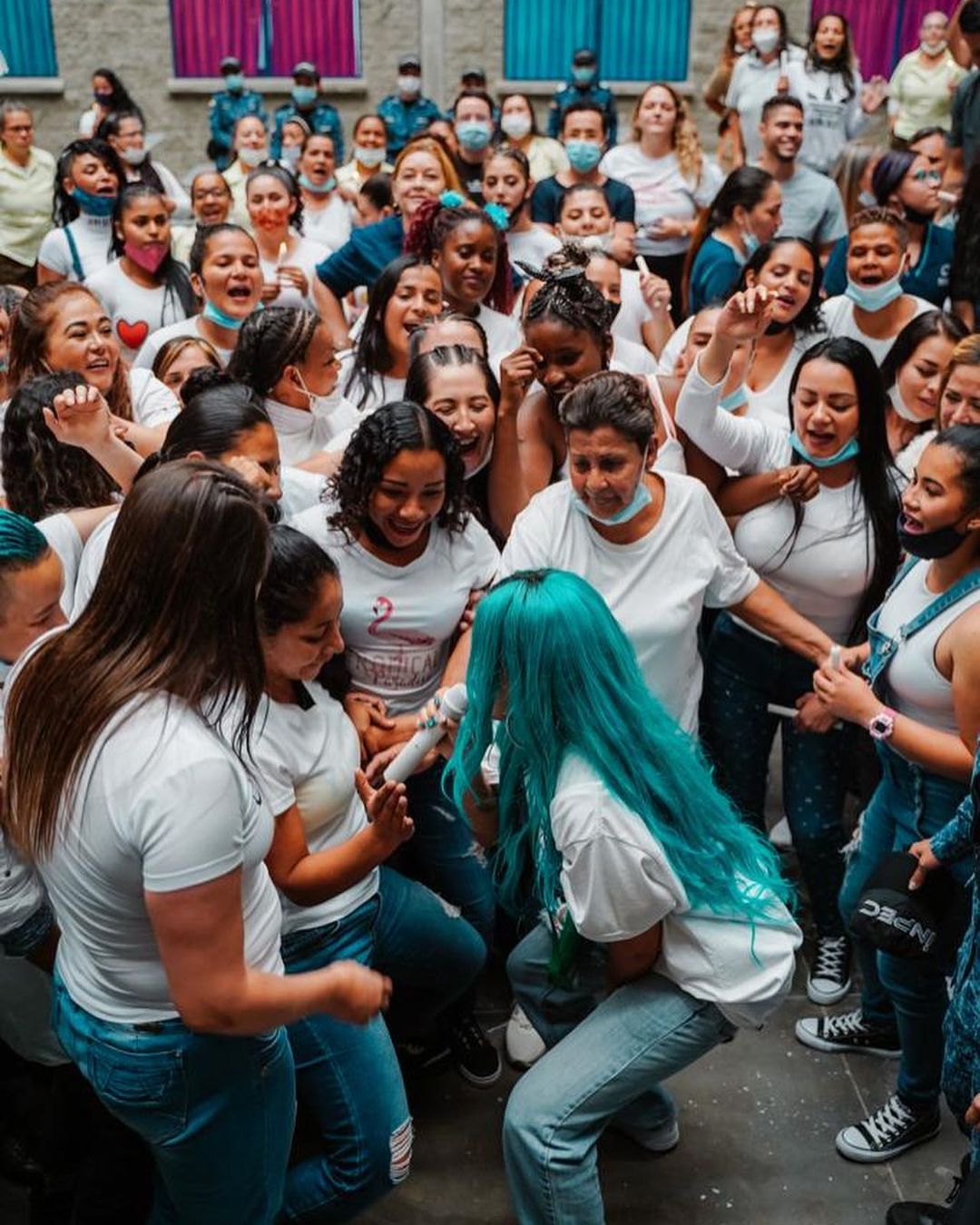 Así fue la visita de Karol G a la cárcel El Pedregal de Medellín.