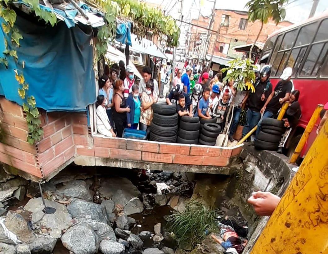 Ama de casa fue embestida por un bus en el barrio Paris de Bello