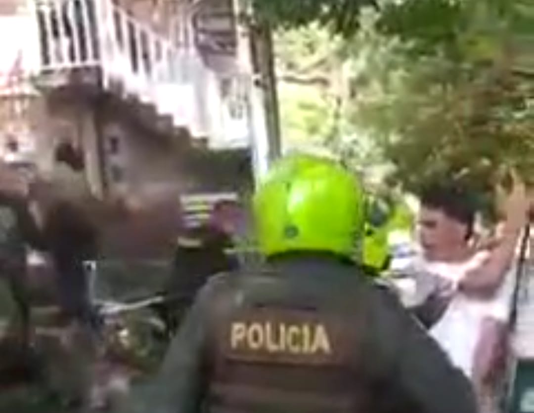 [Video] Cuatro policías heridos dejó asonada en un barrio de Copacabana, Antioquia