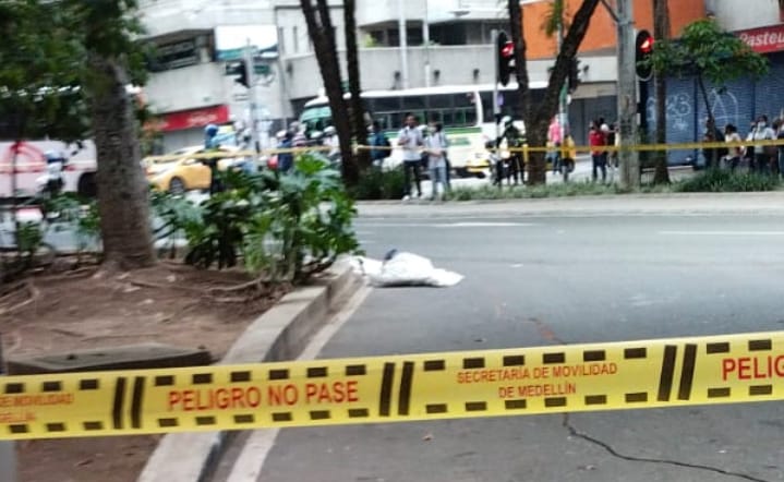 Carro “fantasma” embistió a un habitante de calle en el centro de Medellín