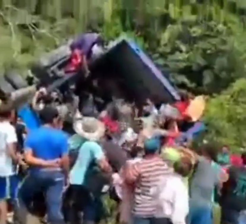 Los pobladores saquearon un camión que se volcó en Valdivia, Antioquia.