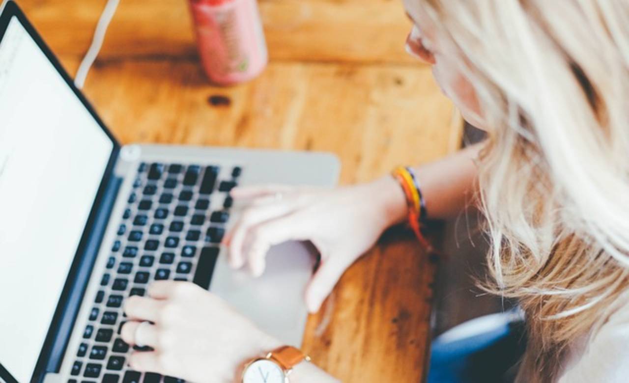 Una joven consulta sus redes sociales de Internet