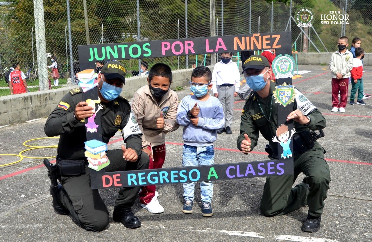 La estrategia busca asegurar los entornos escolares y prevenir la propagación del COVID-19.