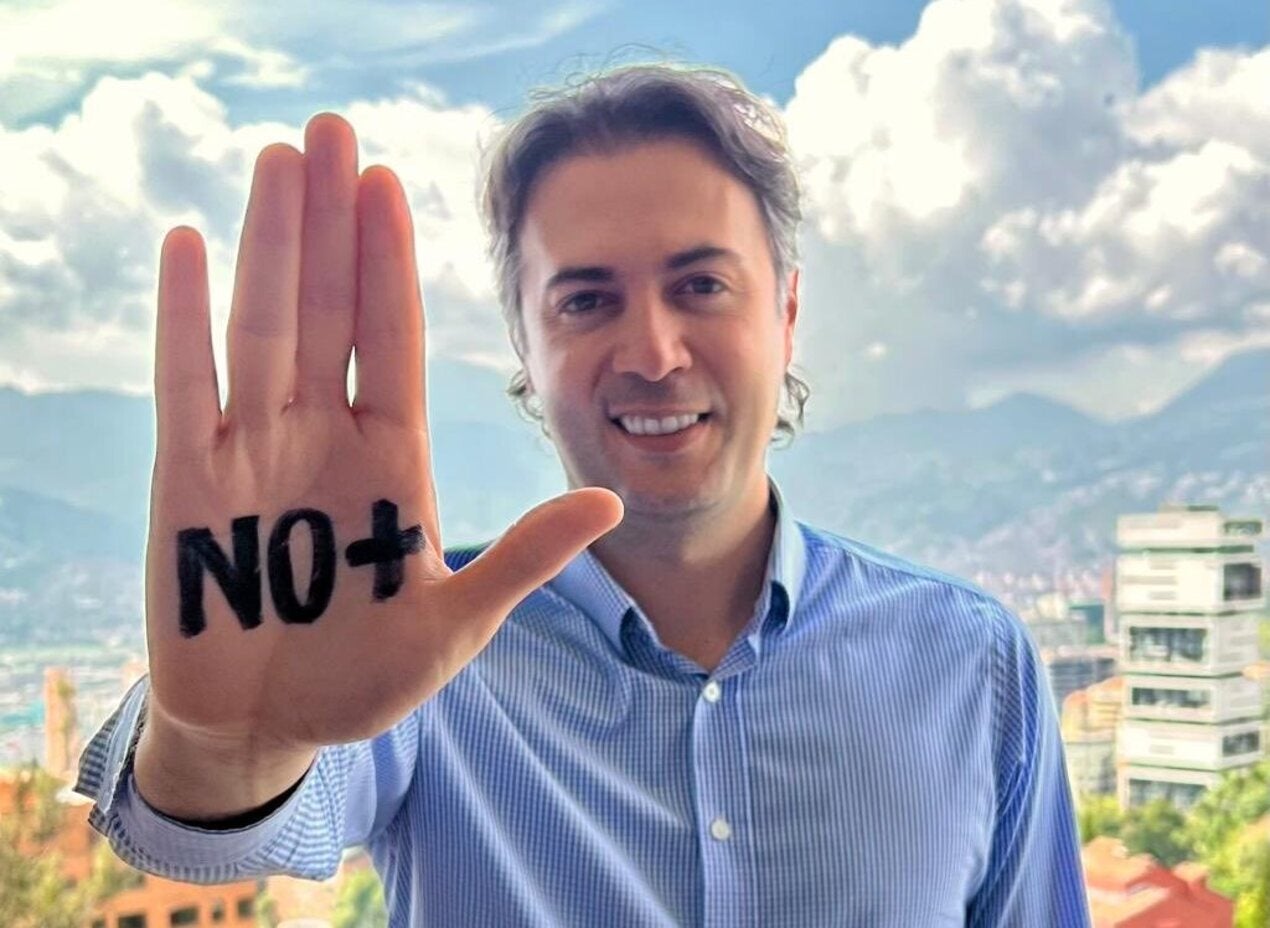 Referencia alcalde de Medellín, Daniel Quintero, promoviendo la campaña #No+.