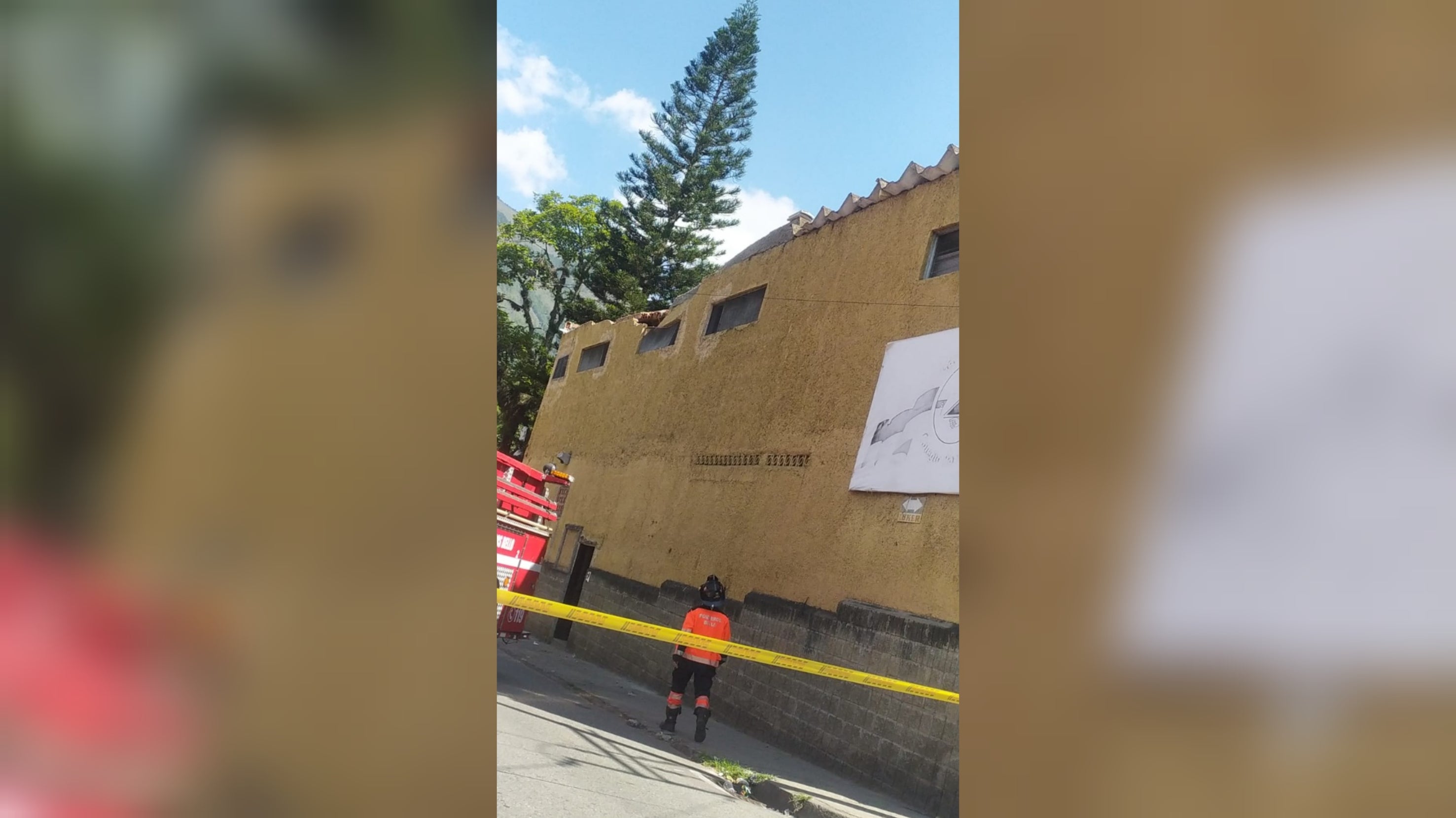 Este desplome afectó uno de los muros de la institución educativa.