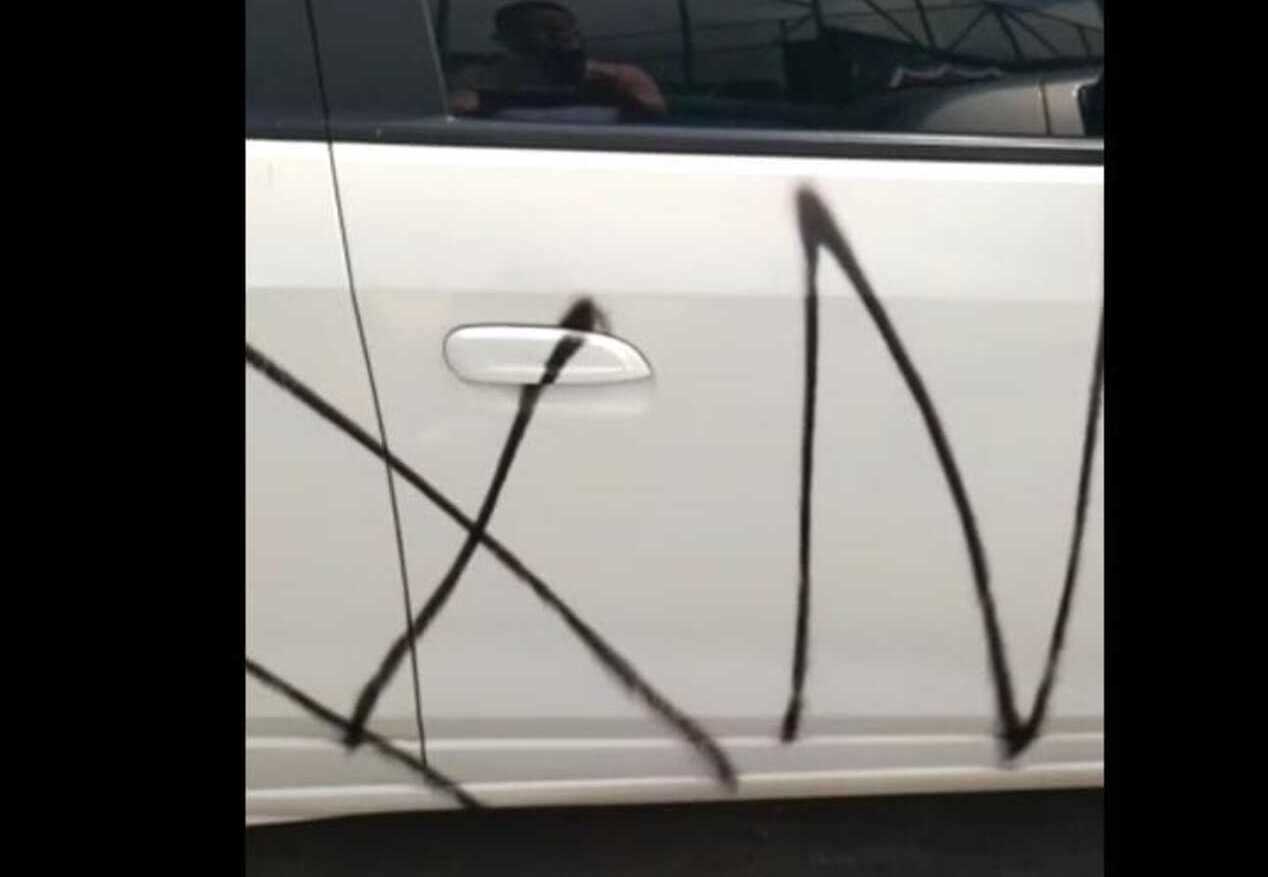 Así quedó el vehículo particular vandalizado.