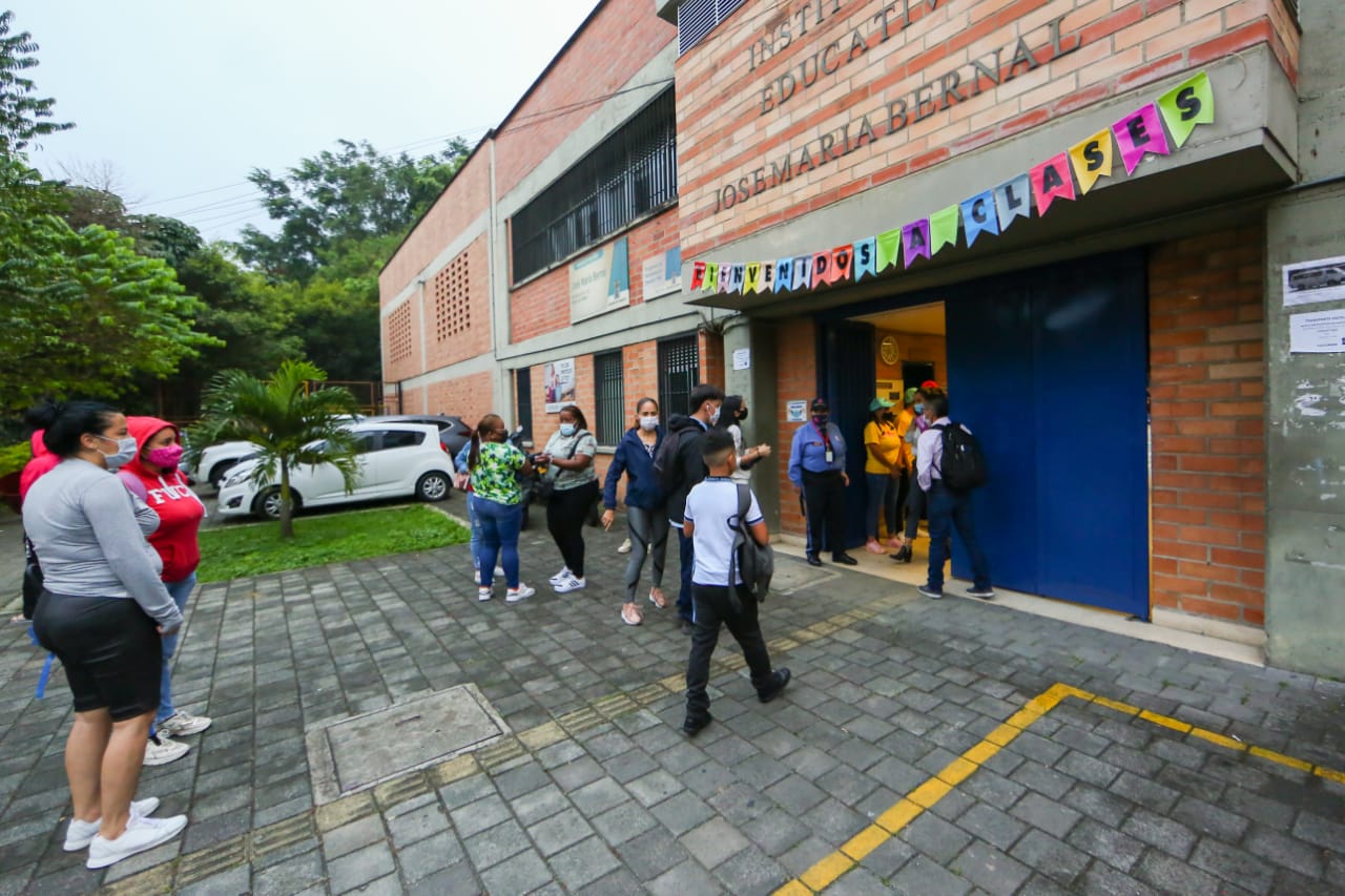 Referencia retorno a la presencialidad.