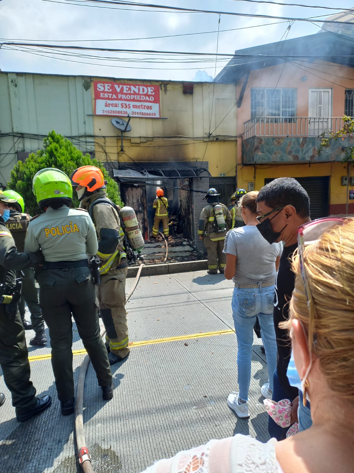 Incendio arrasó con una barbería en Manrique