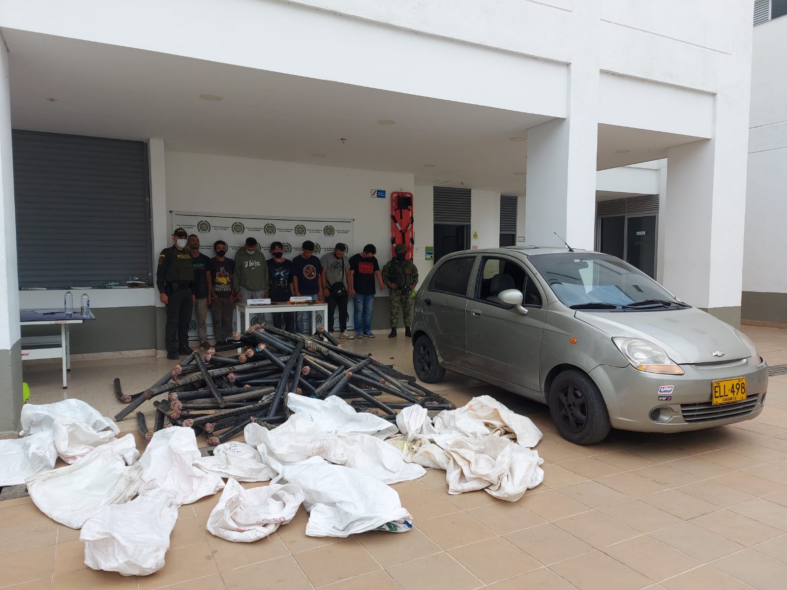Los detenidos fueron capturados, momentos en que montaban lo hurtado a un vehículo.