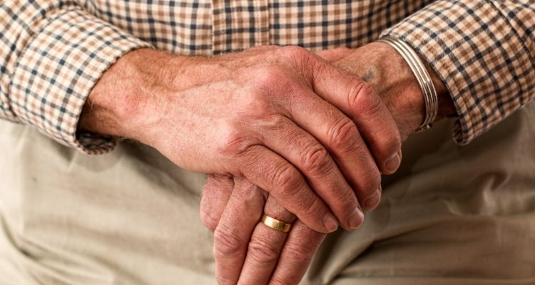 El recapturado deberá responder por el delito de fuga de presos.