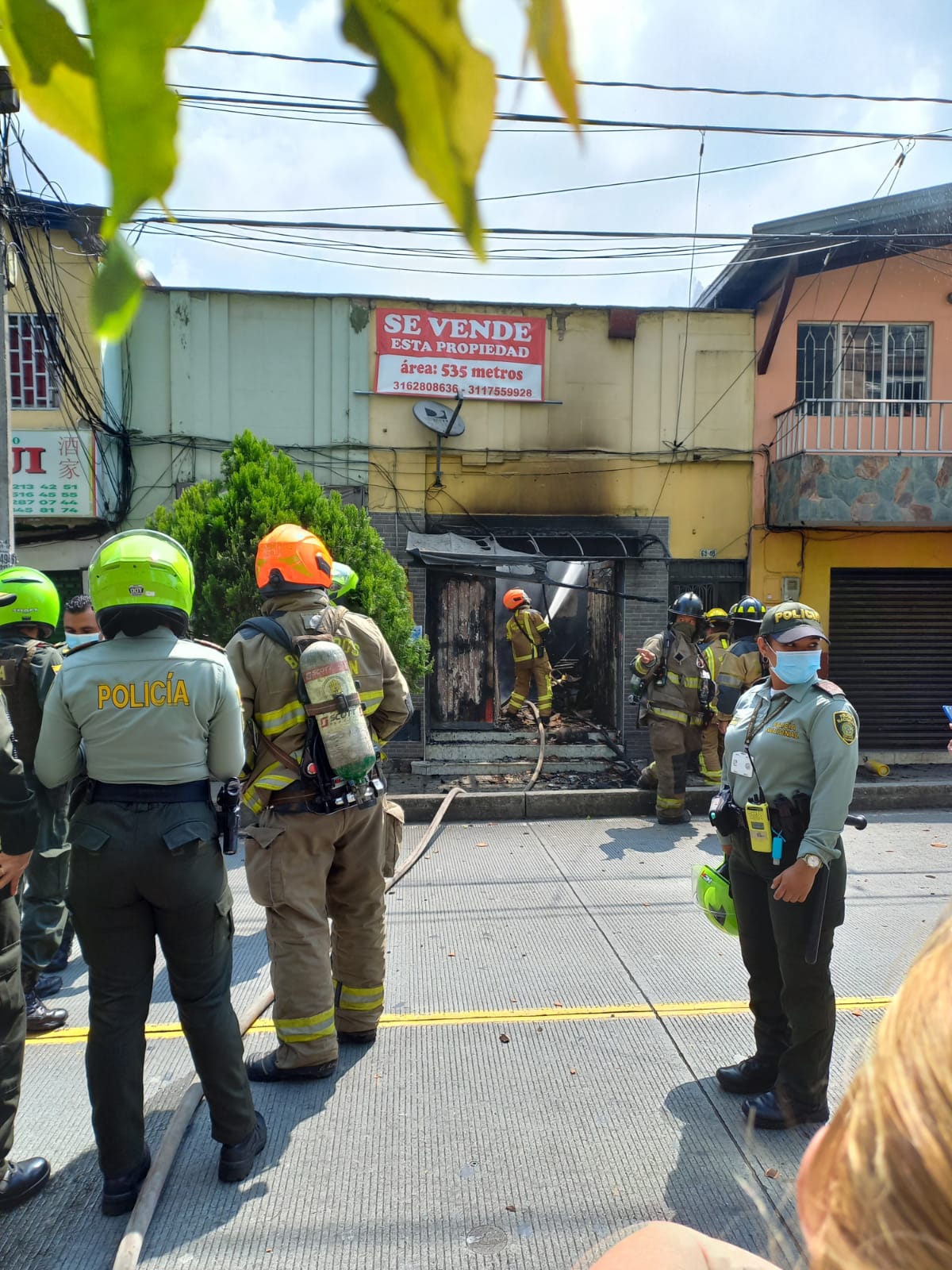 Incendio arrasó con una barbería en Manrique