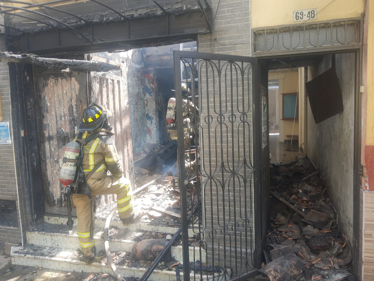 Incendio arrasó con una barbería en Manrique