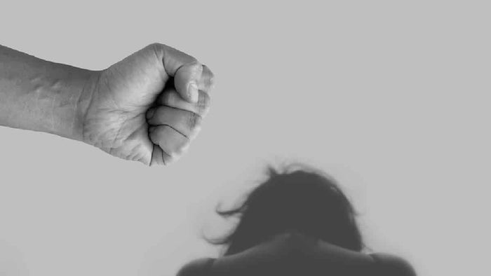 Celoso quiso asesinar a su rival lanzándolo contra un bus en Medellín