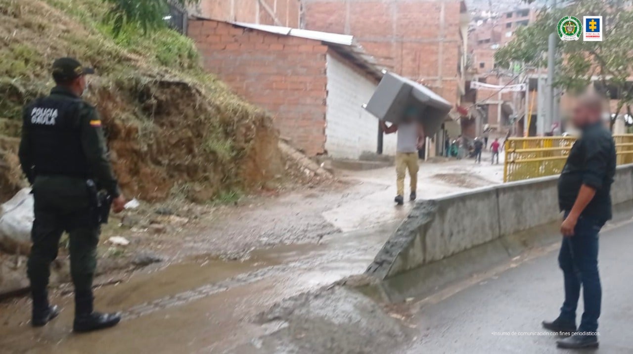 Con acompañamiento de la Policía, tuvo que salir la familia desplazada en Medellín.