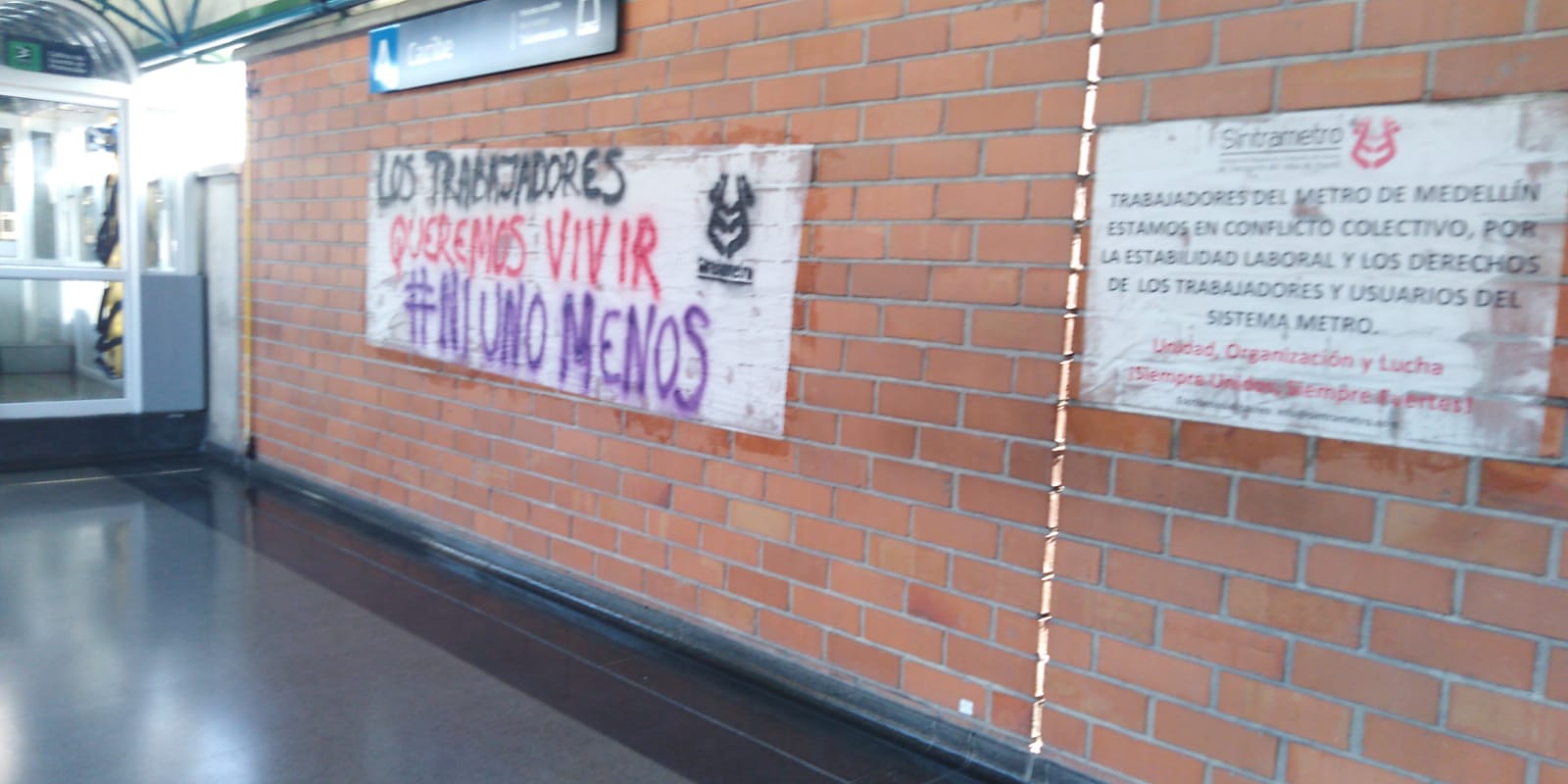 Mensajes ubicados en las estaciones del Metro.