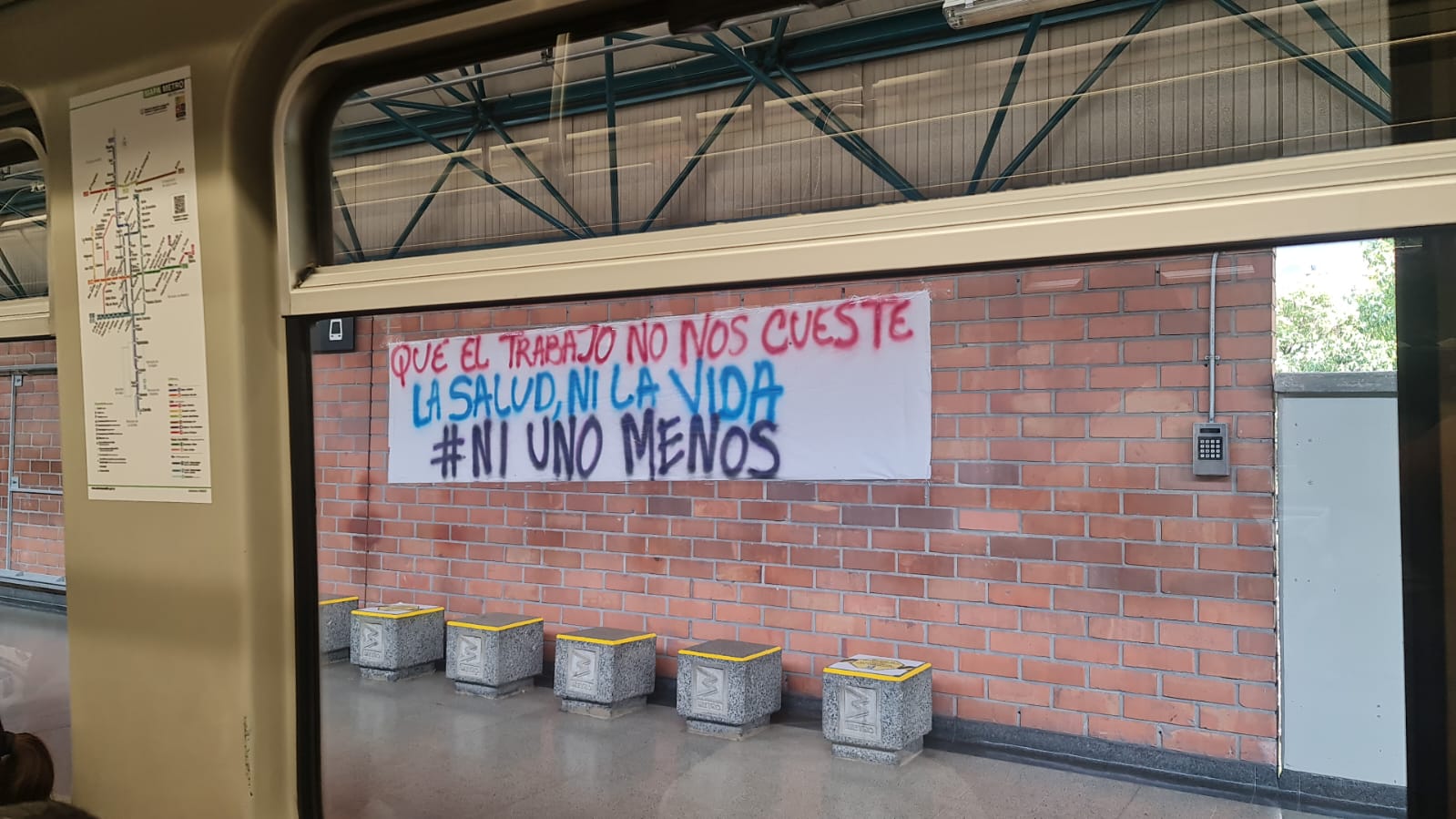 Mensajes ubicados en las estaciones del Metro.