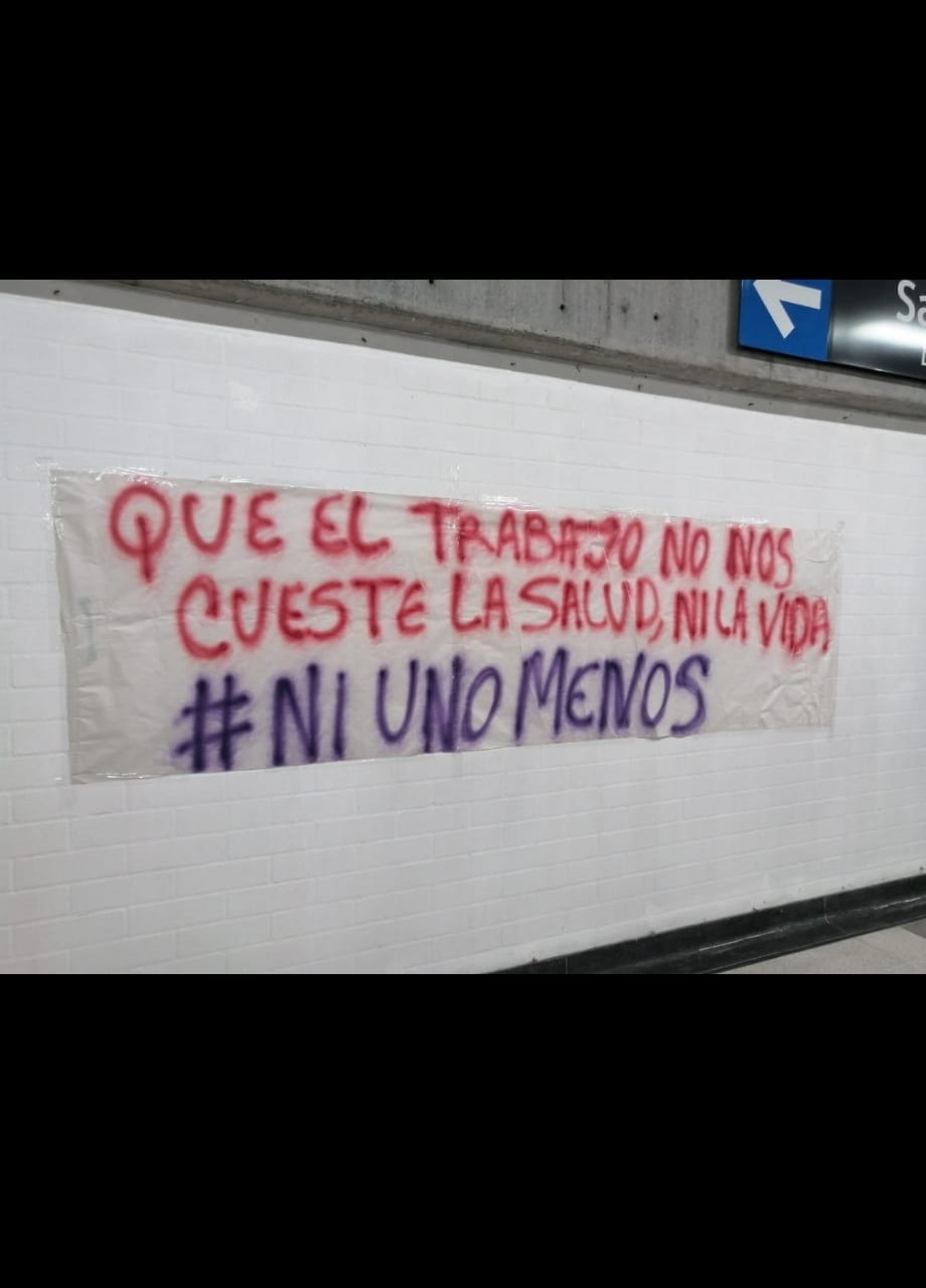 Mensajes ubicados en las estaciones del Metro.