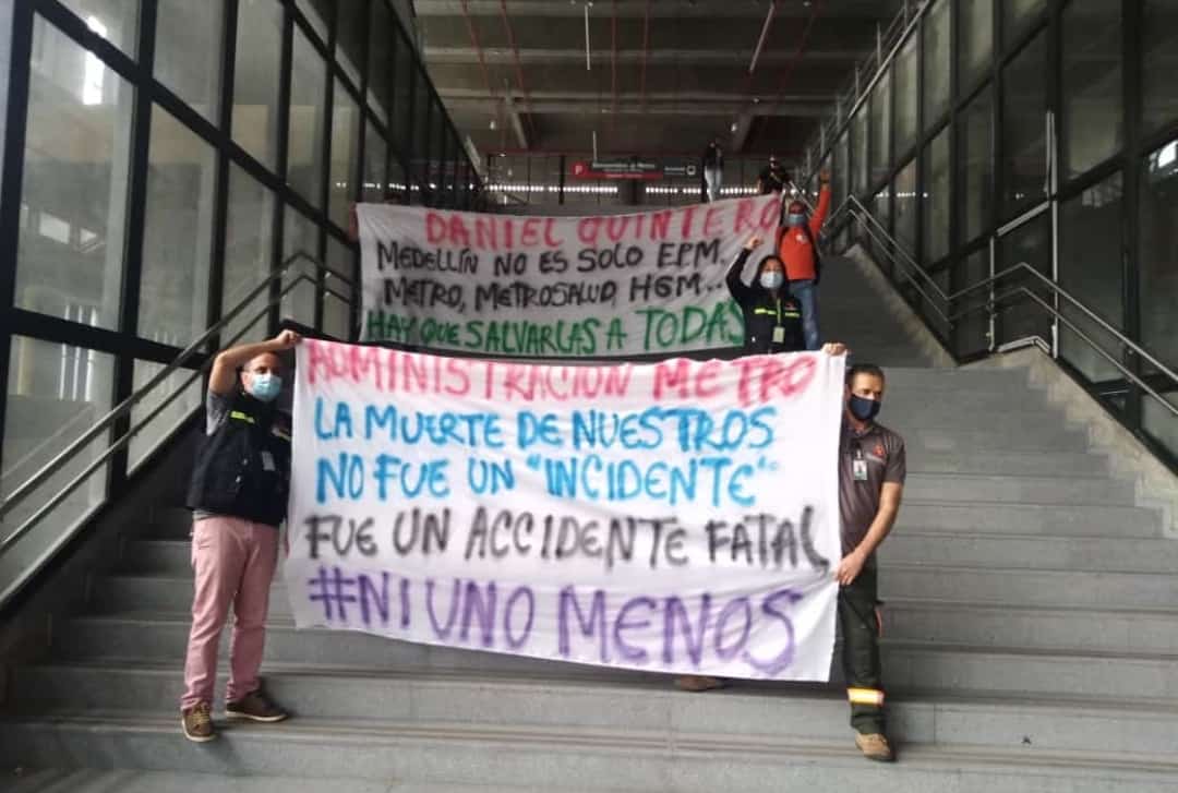 Mensajes ubicados en las estaciones del Metro.