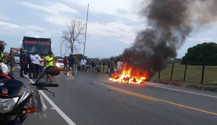 Tres personas fallecieron incineradas en el choque de dos motos en Cáceres, Antioquia