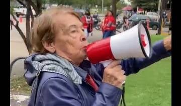 Abuela quedó plantada frente a la Registraduría tras convocar marcha a la que nadie asistió