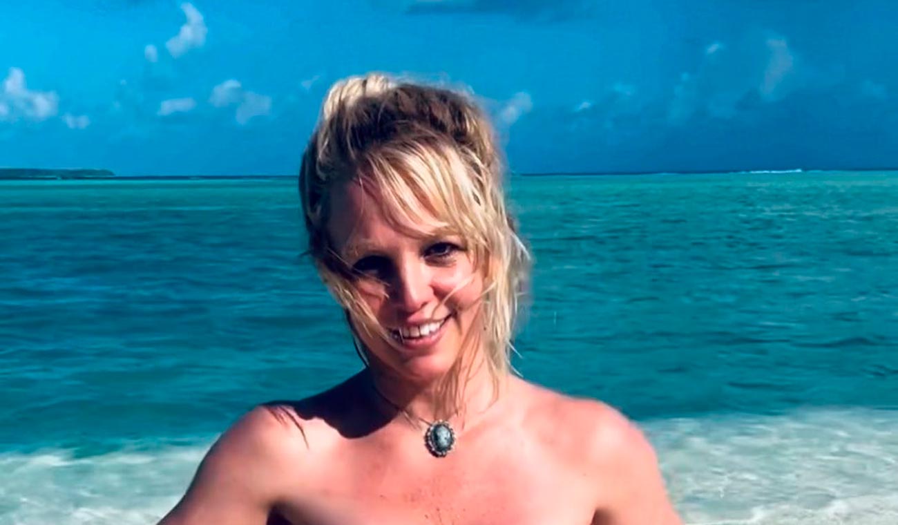 Britney Spears posa desnuda en la playa