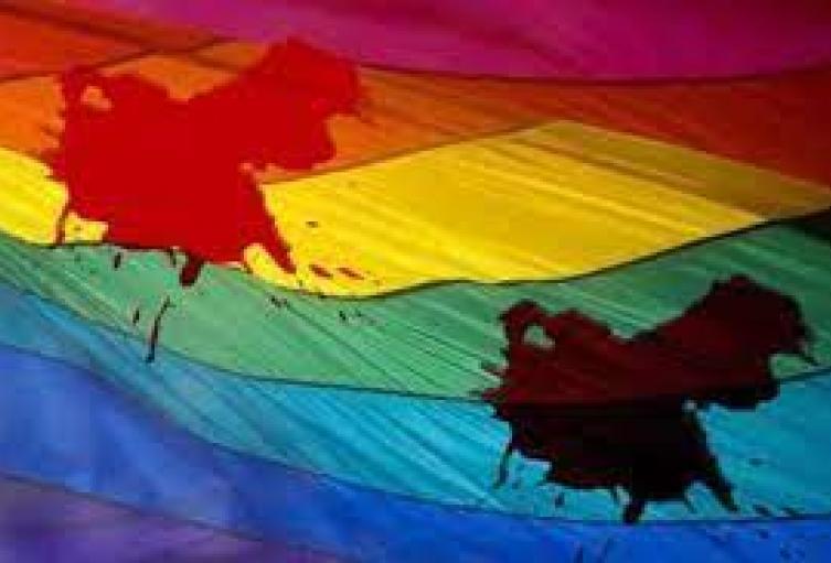 La víctima llegó a su vivienda acompañada de dos personas