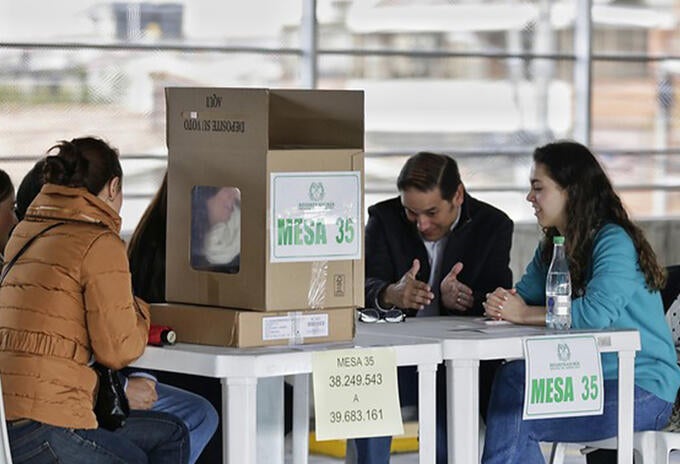 En la ciudad hay 4.854 mesas de votación en funcionamiento.
