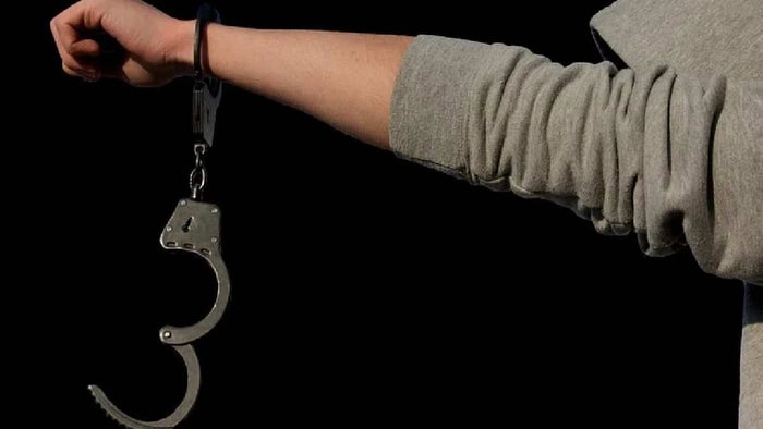 El interno aprovechó mientras era trasladado a una sala de audiencia del mismo lugar.