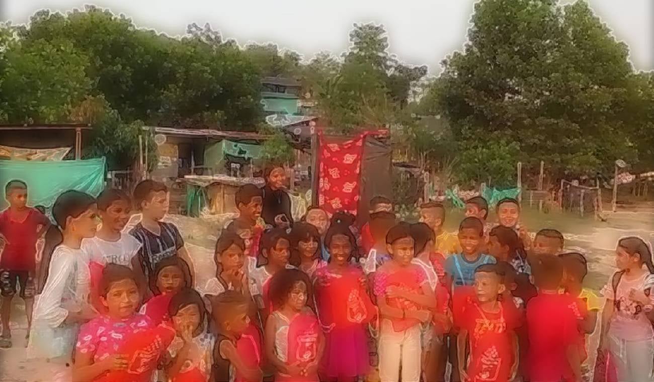 Niños con kits escolares de las Farc