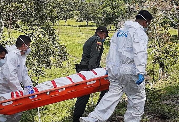 El cuerpo sin vida corresponde al de un hombre, indicaron las autoridades.