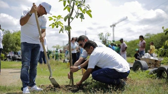El Área Metropolitana lideró la siembra de 100 árboles para conmemorar el Día Mundial del Agua.