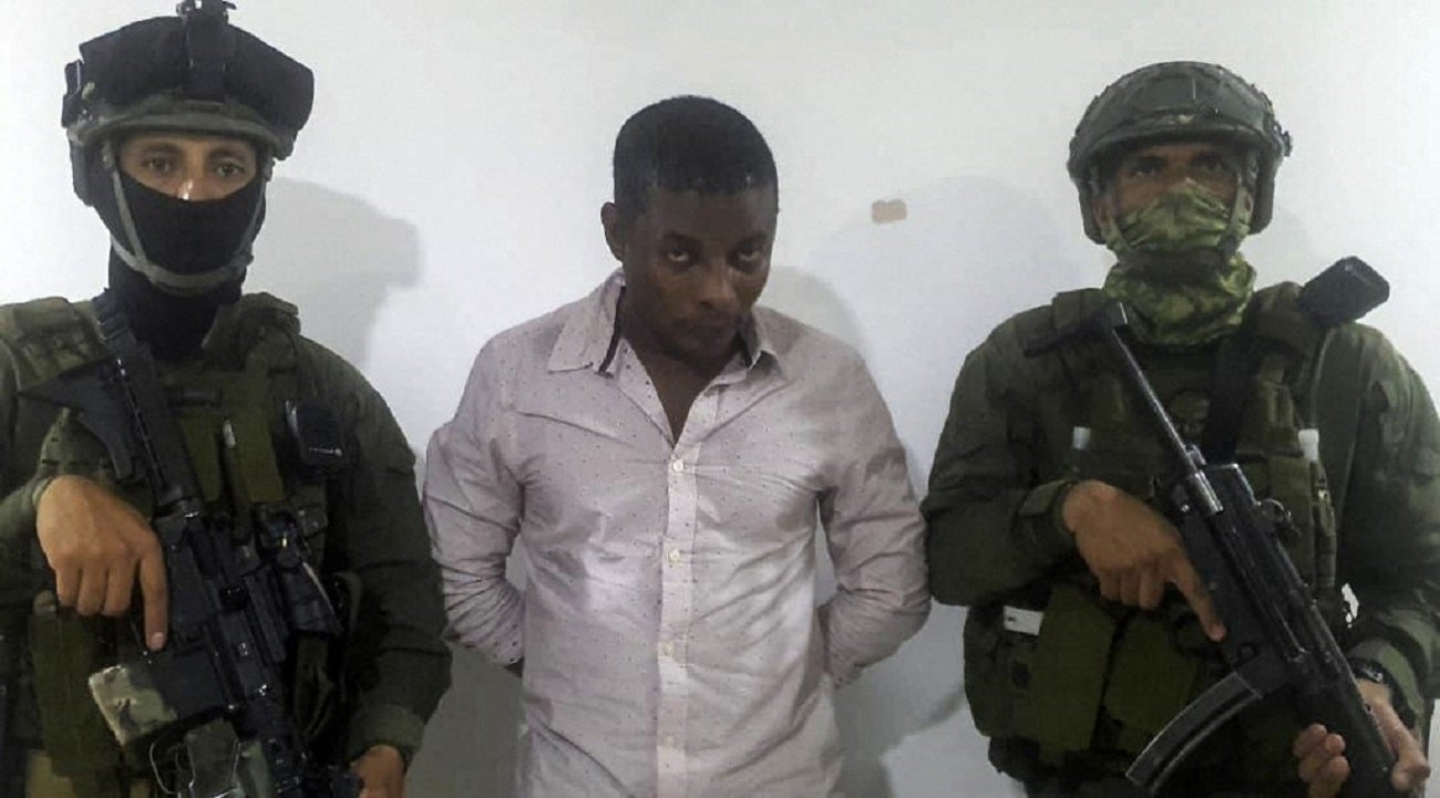 Juan Larrinson Estupiñán, alias Matamba (centro), después de su captura.