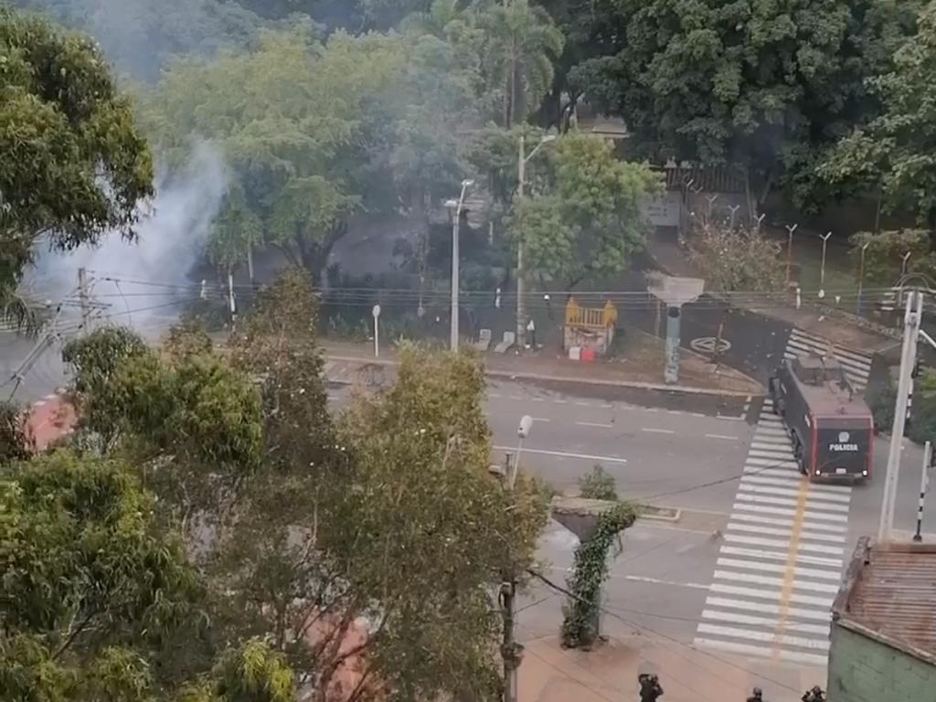 Cinco heridos dejaron los enfrentamientos entre el Esmad y encapuchados en la Universidad de Antioquia
