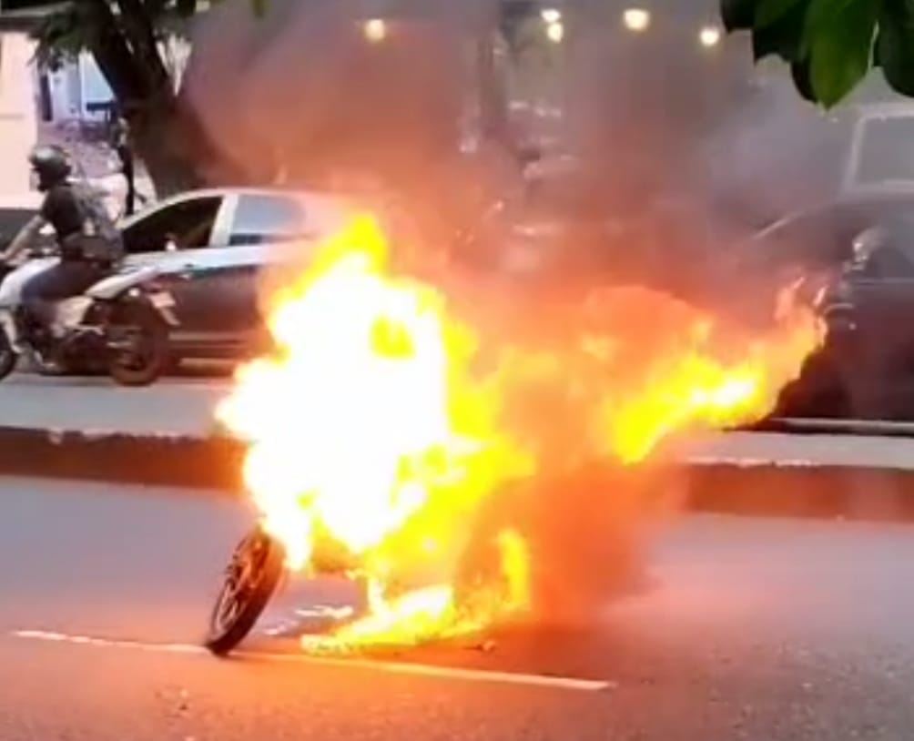 [Video] Paloterapia a fletero que se le varó la moto en Medellín