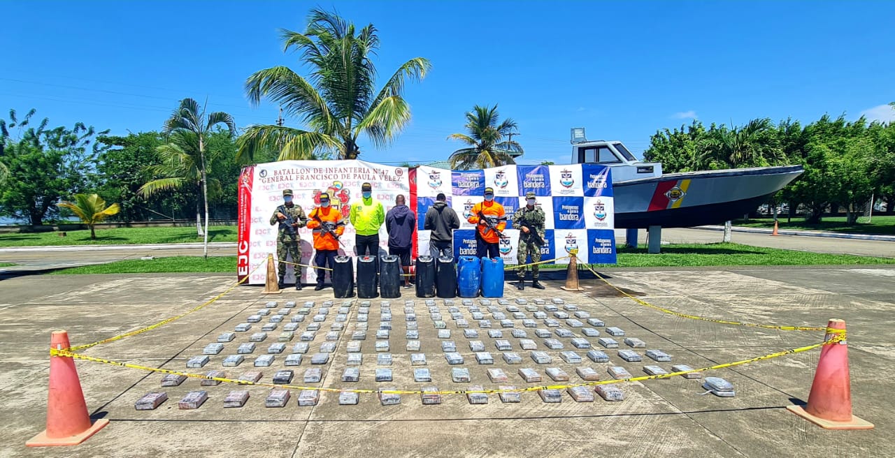 El alcaloide era transportado por dos sujetos a bordo de una lancha en el Golfo de Urabá.