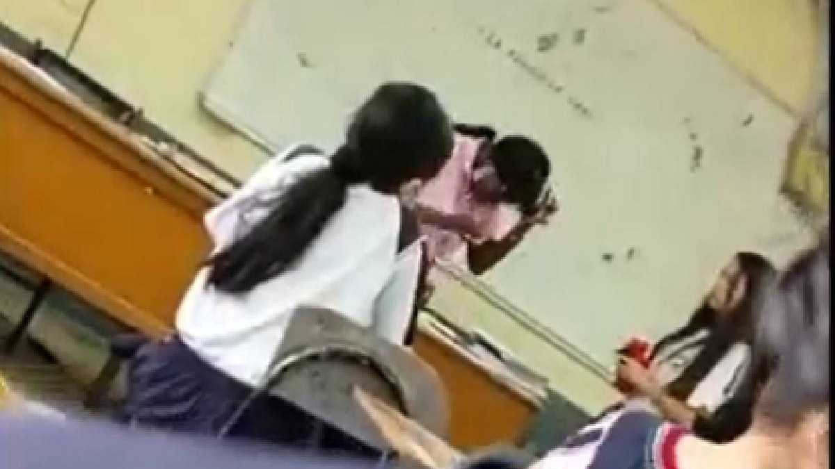 El hecho se presentó en pleno salón de clase y delante de varios alumnos.