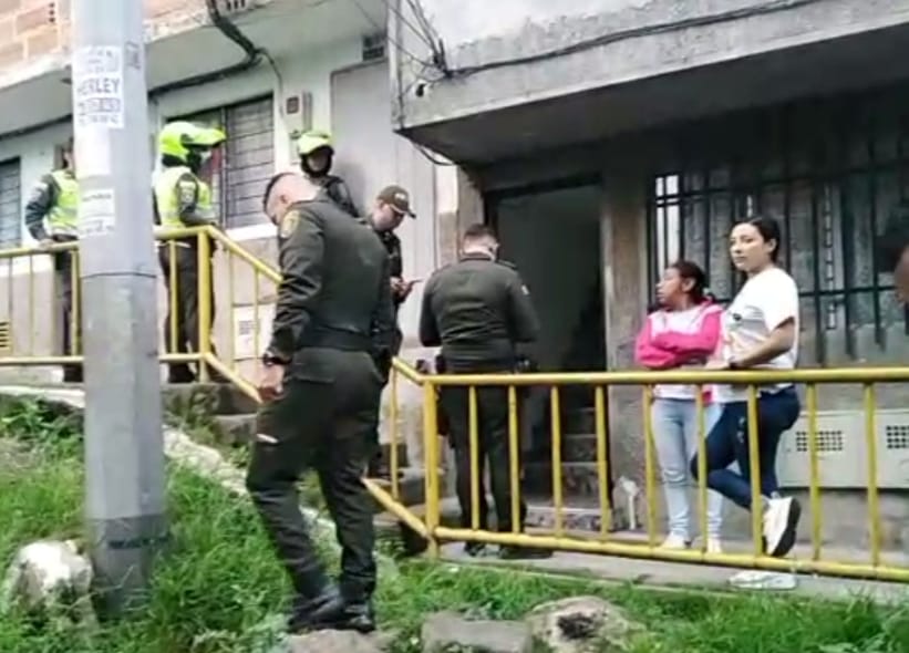 [Video] Policía borracho hizo disparos en una calle de Medellín