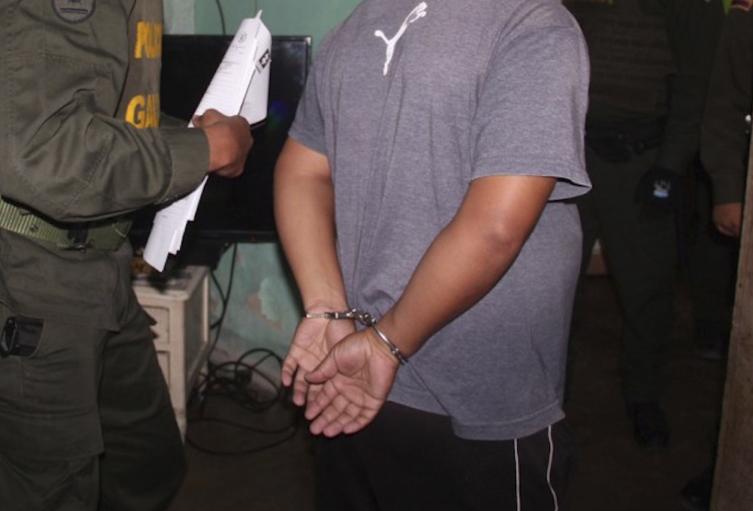 Delincuente esposado